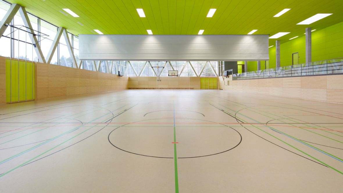 Zweifeldsporthalle Borgsdorf Blick über ein Spielfeld – Forbo Marmoleum Sport